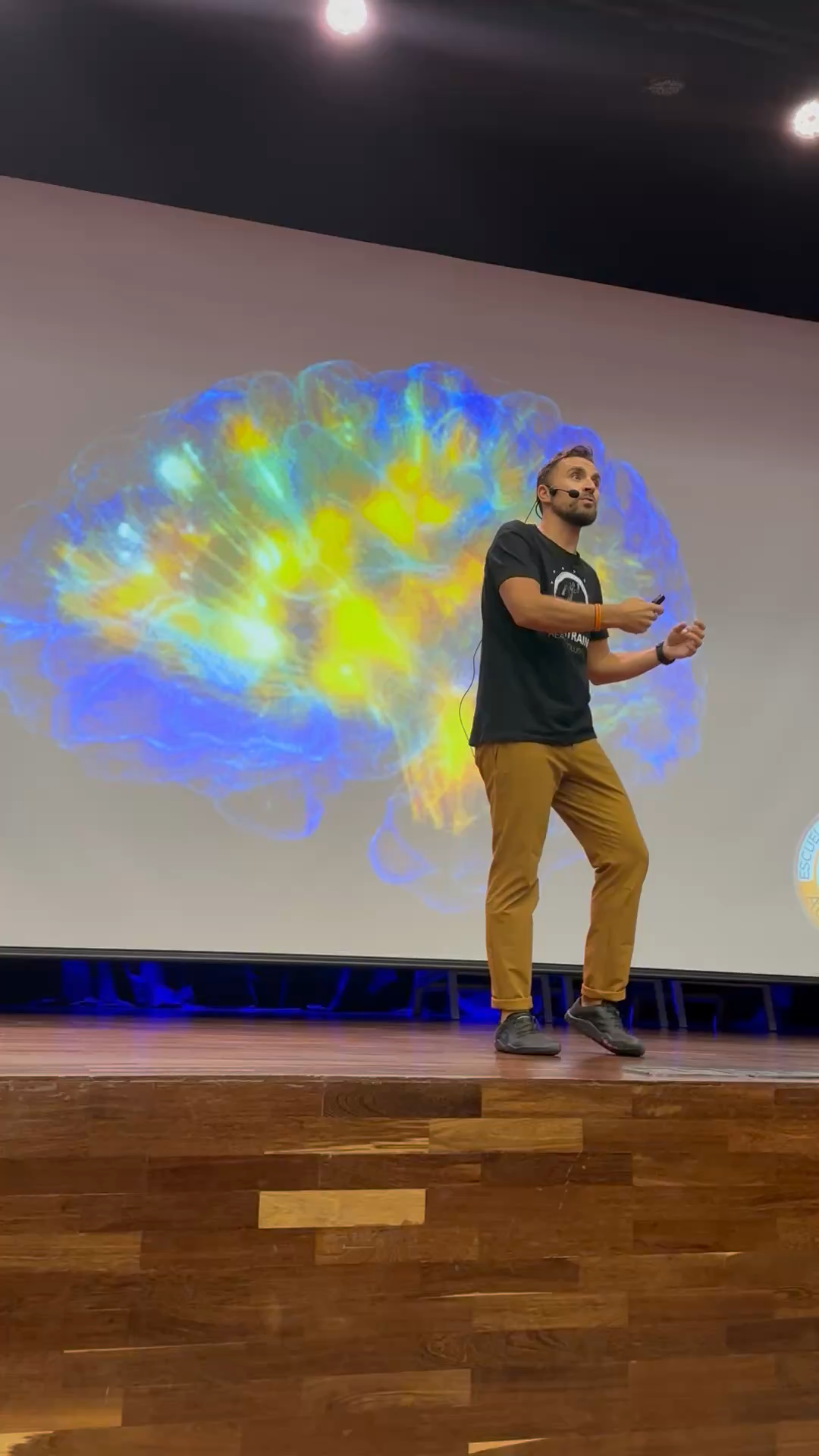 Pedro Pablo López ponente con proyección de cerebro