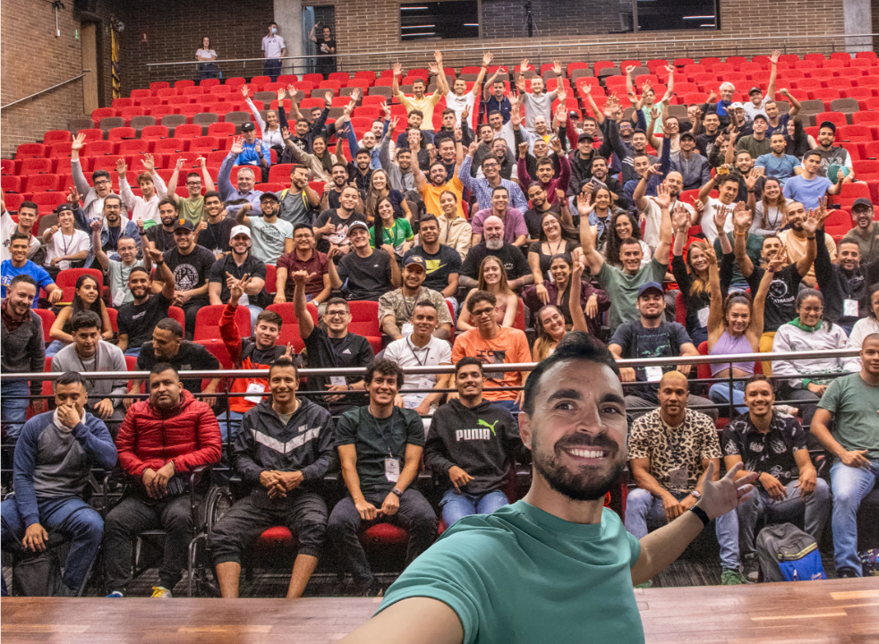 Formación LOKOMOTOR — grupo numeroso en estadio